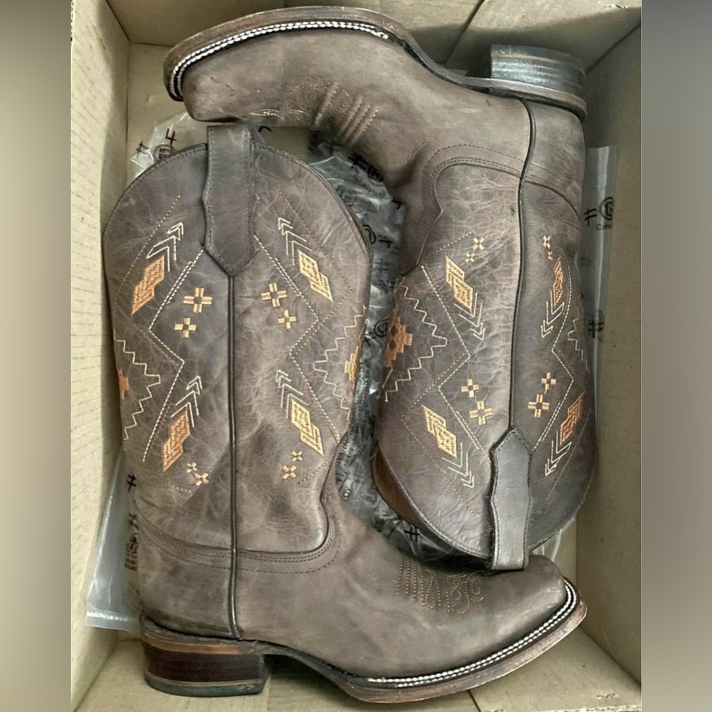 Circle G embroidered cowgirl boots size 9.5